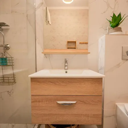 Queens Apartment Navodari